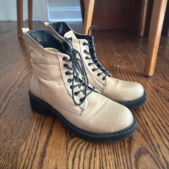 Tan Leather Women’s Lace-up Boots - Size 8 - Picture 1 of 6